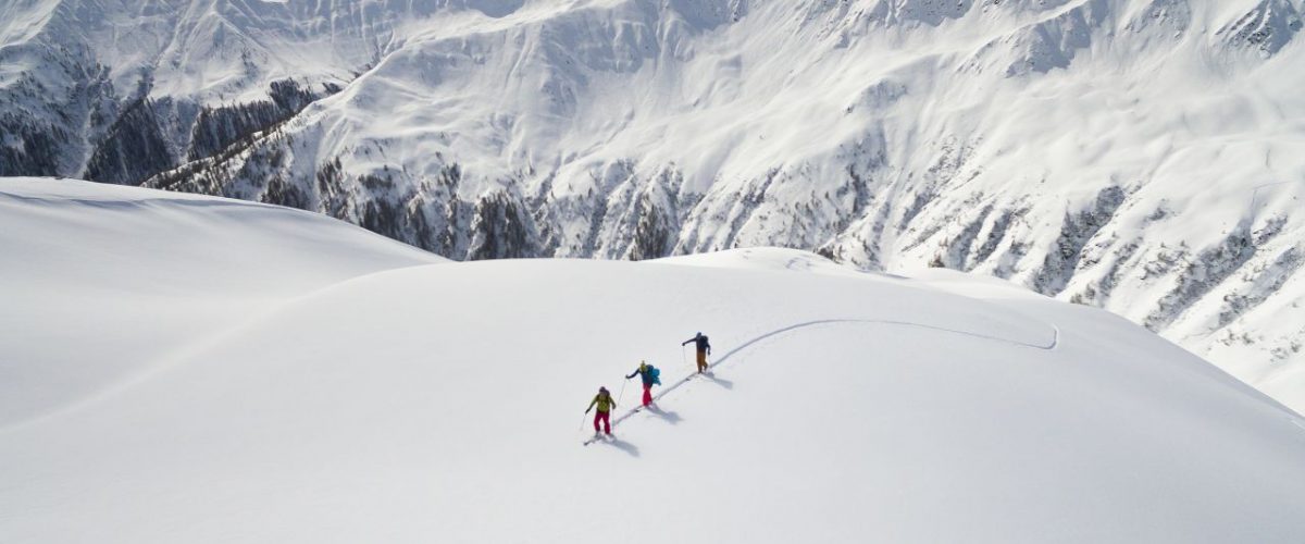 Skitourengruppe im Neuschnee in Osttirol