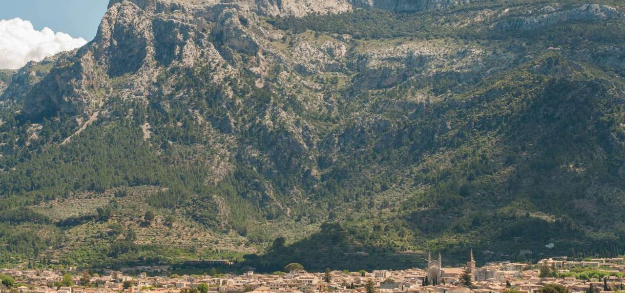 Soller am Fuße des Tramuntana-Gebirges Sóller am Fuße des Tramuntana-Gebirges