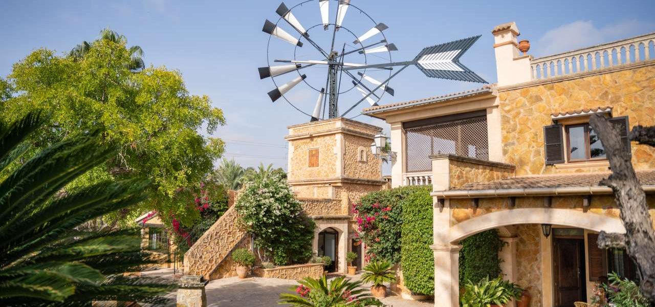 Son Molí Country House Außenansicht mit Windmühle