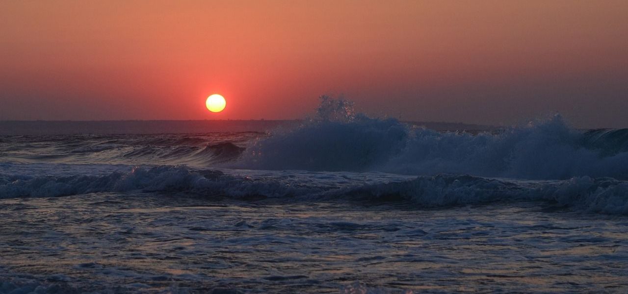 Sonnenuntergang vor Kreta bei brechenden Wellen
