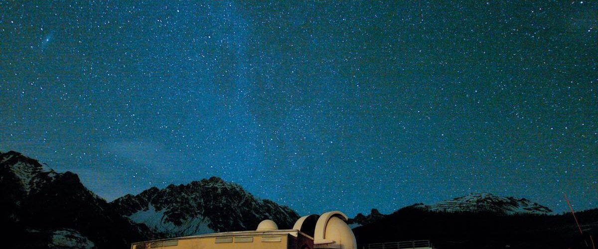 Sternenhimmel über dem Osservatorio Saint-Barthélemy