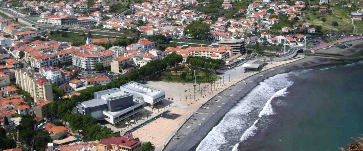 Strand und Promenade von Machico auf Madeira