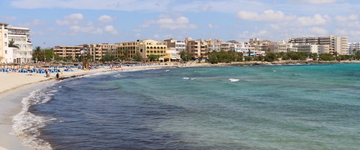 Strand und Promenade von S'Illot