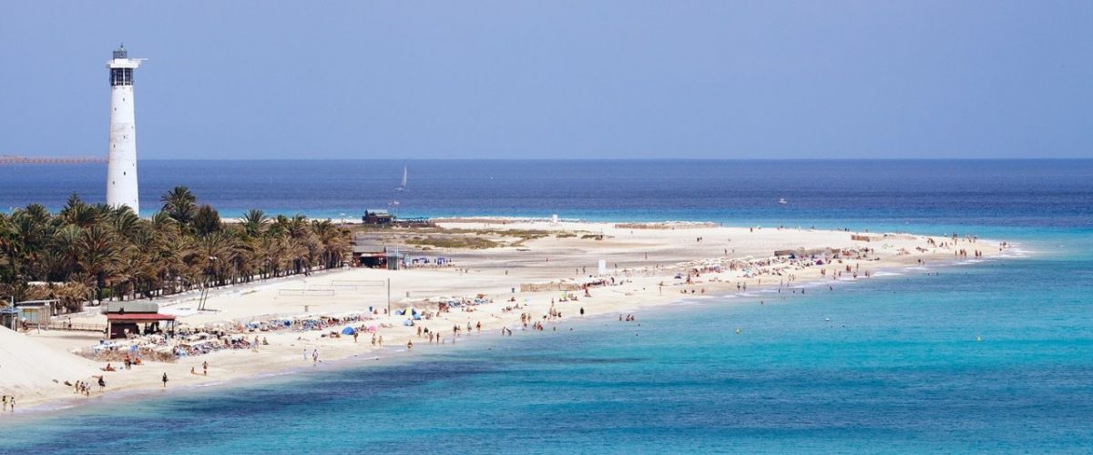 Strand von Morro Jable mit Leuchtturm