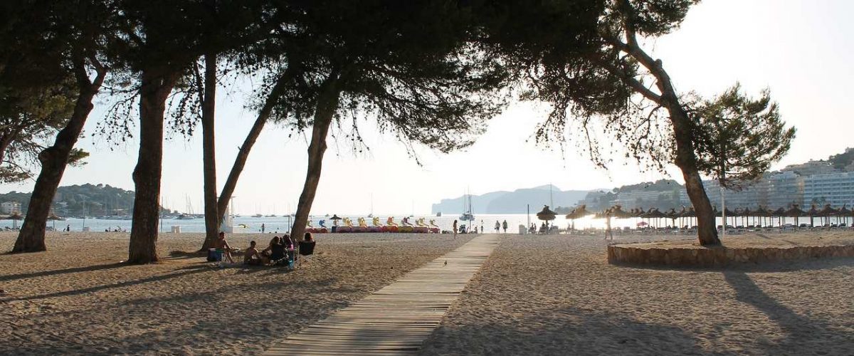 Strand von Santa Ponsa bei Sonnenuntergang