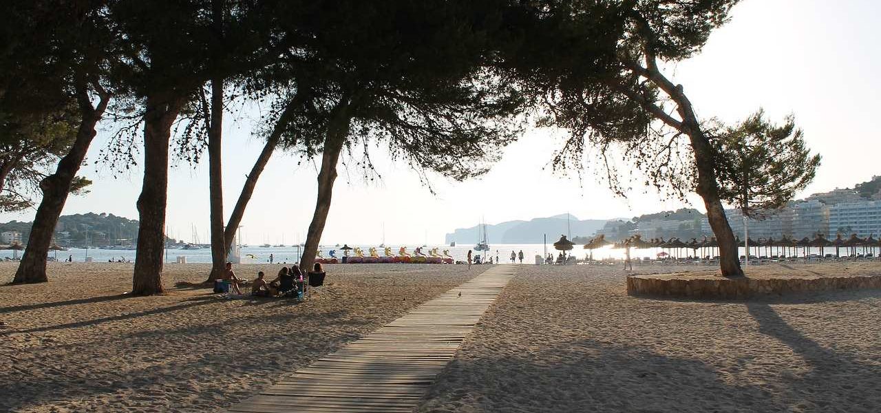Strand von Santa Ponsa bei Sonnenuntergang