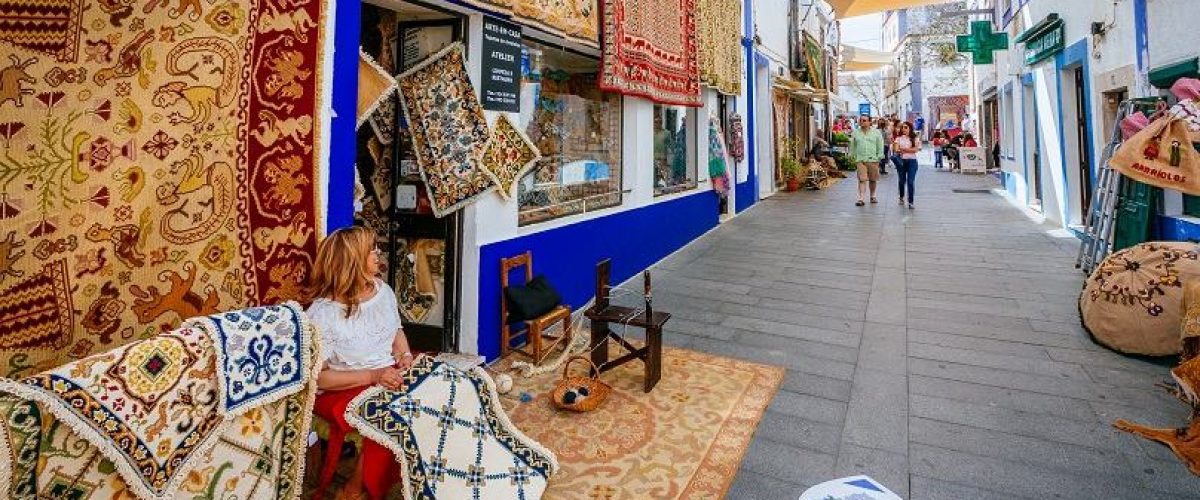 Teppichhändler in der Altstadt von Arraiolos