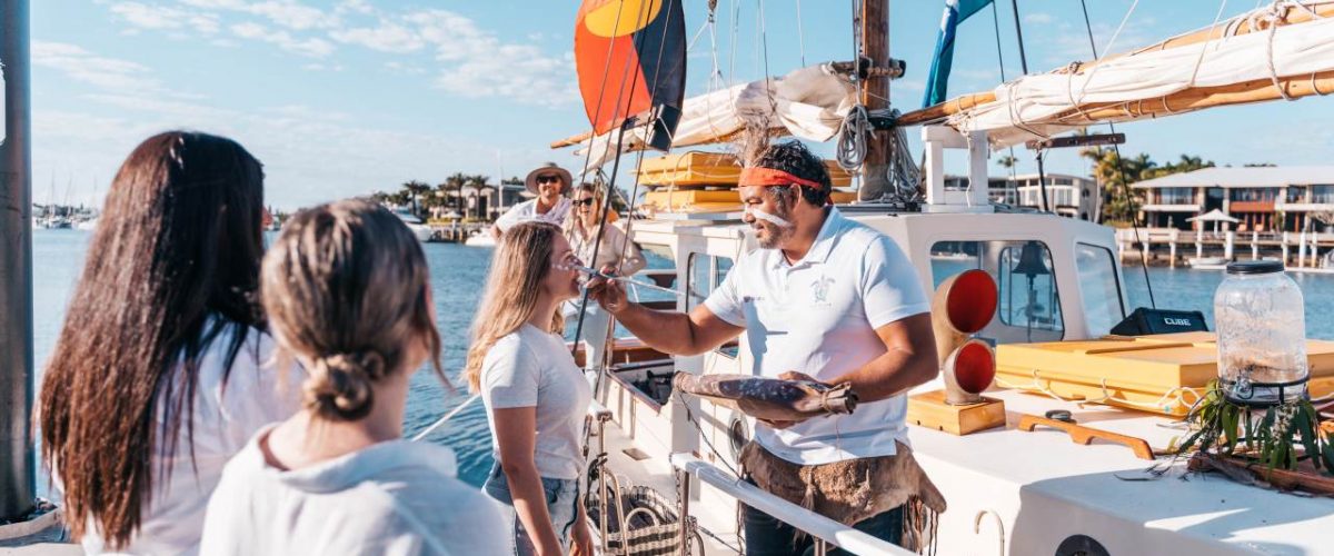 Traditionelle Gesichtsbemalung bei Ureinwohner-Segeltour Queensland