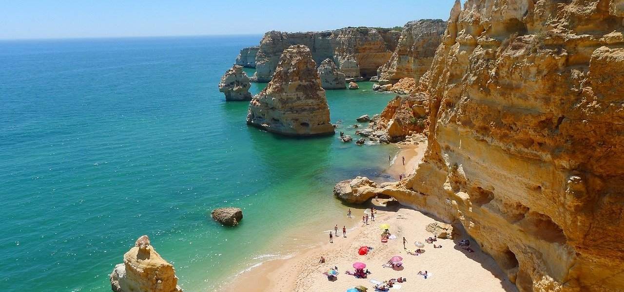 Typische Felsbucht an der Algarve