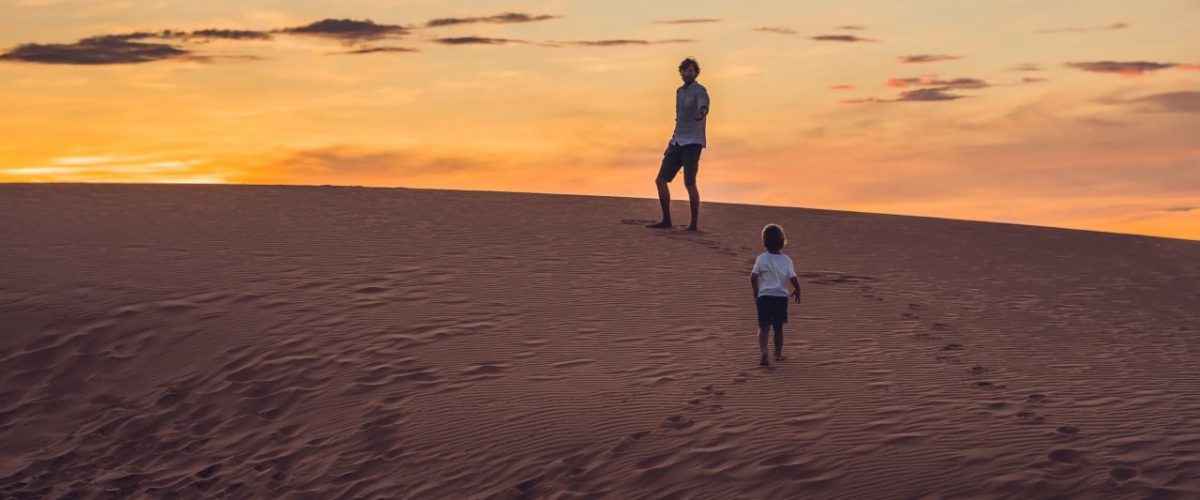 Vater und Sohn auf den Dünen von Sossusvlei
