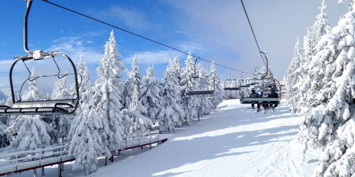 Verschneiter Skihang Tschechien Erzgebirge