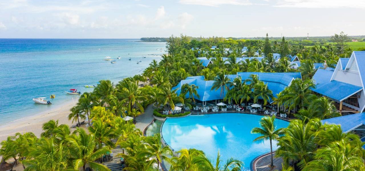 Victoria Beachcomber Pool und Palmenlandschaft