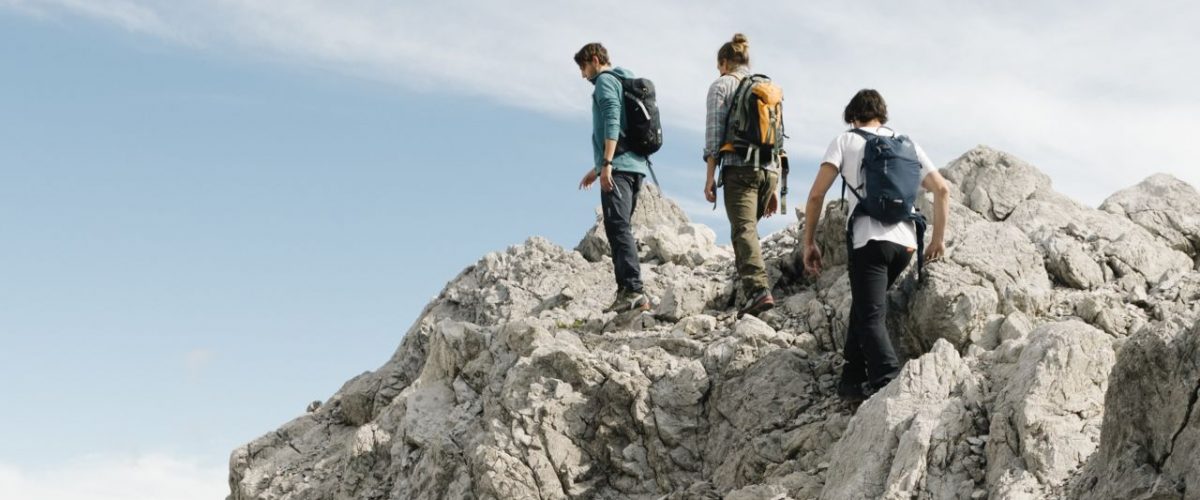 Wanderer auf der Valluga am Arlberg Trail