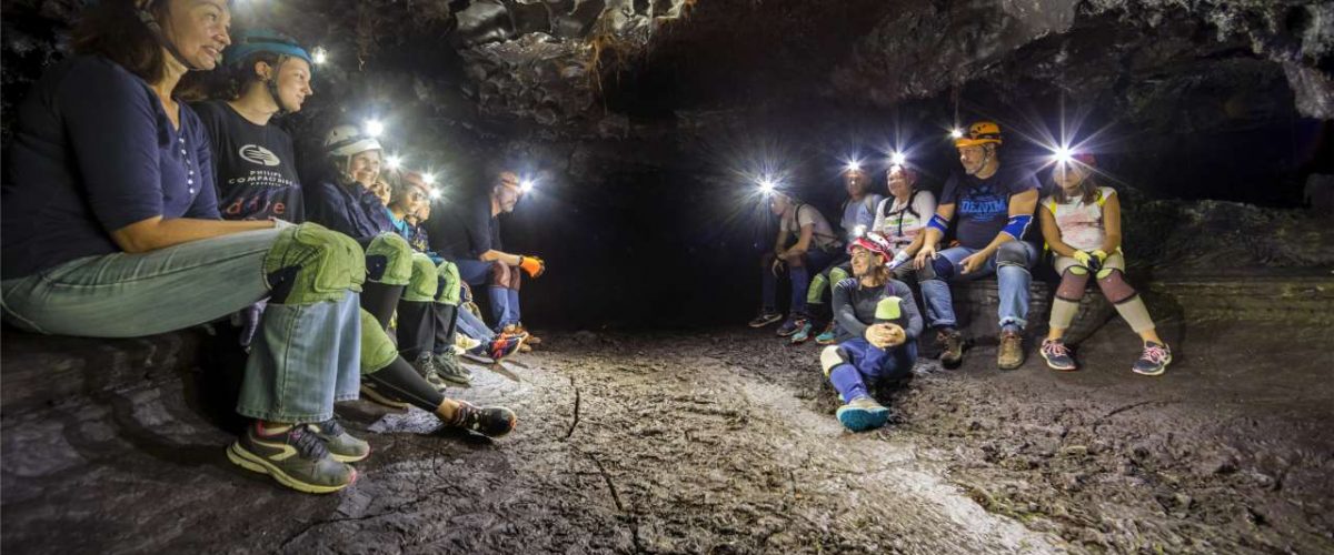 Wandergruppe in einem Lavatunnel auf La Réunion