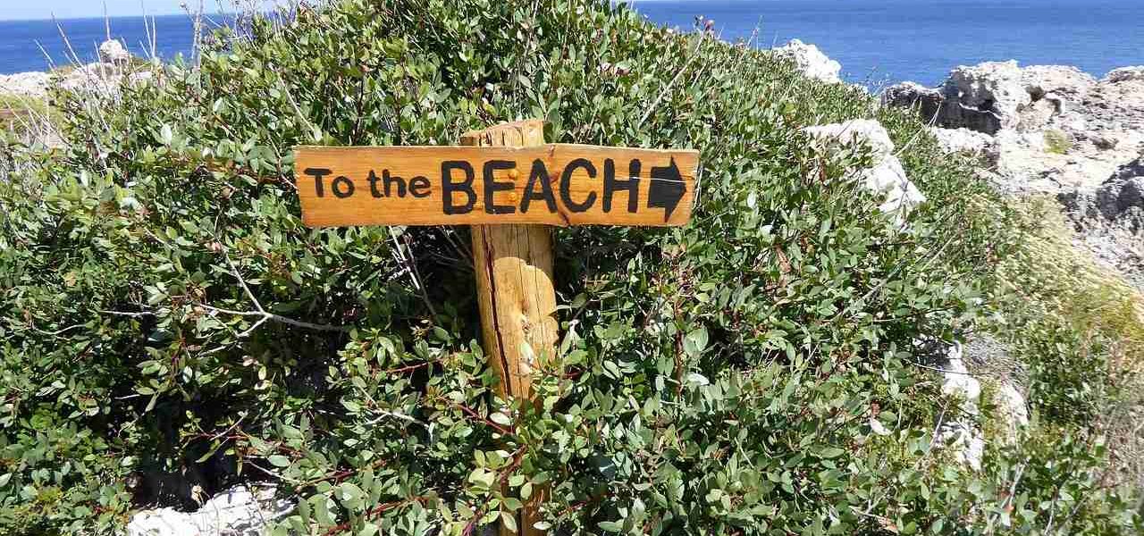 Wegweiser zum Strand auf Rhodos