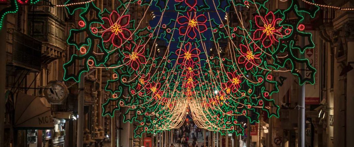 Weihnachtlicher Straßenschmuck auf Malta