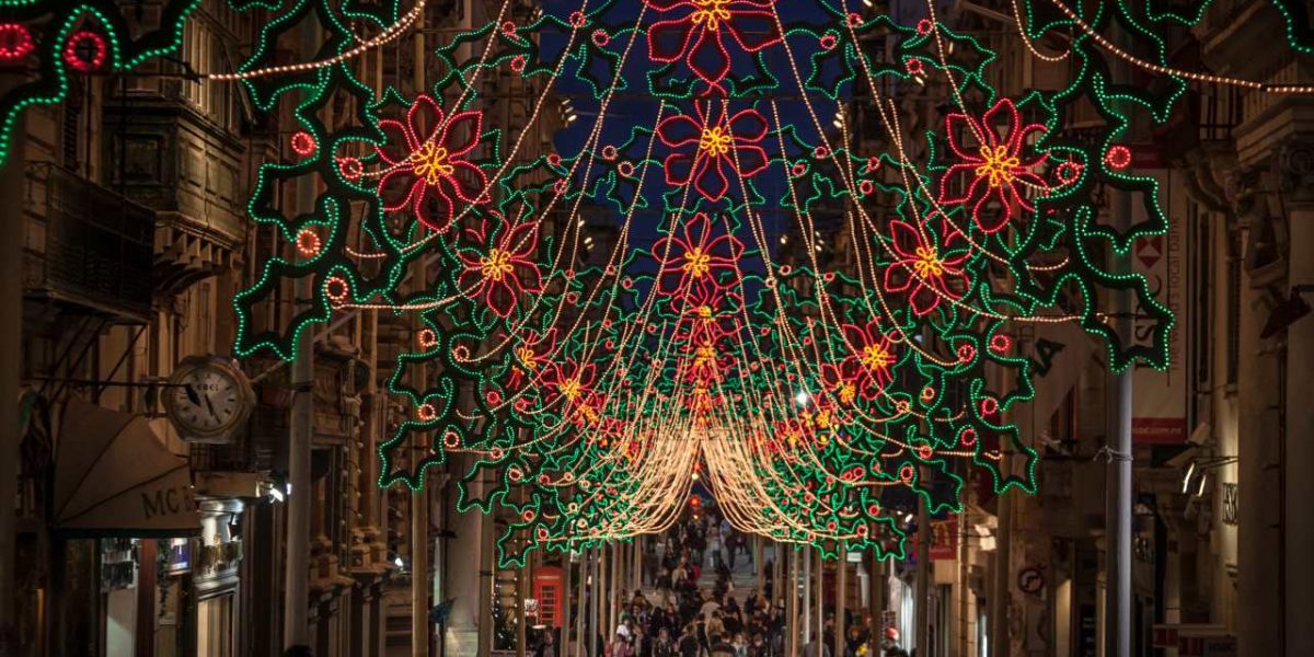 Weihnachtlicher Straßenschmuck auf Malta