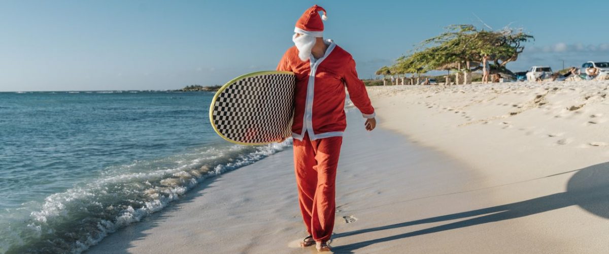 Weihnachtsmann mit Surfboard Aruba