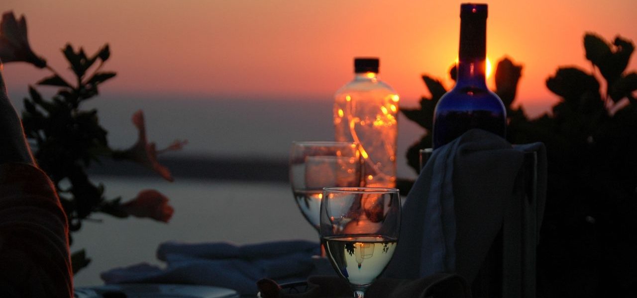 Weingenuss auf Santorin bei Sonnenuntergang