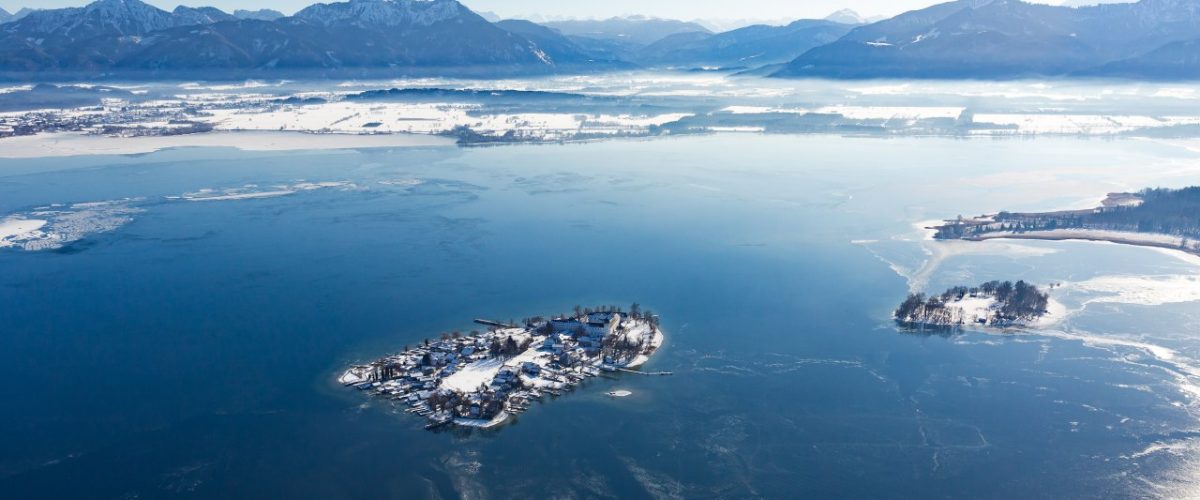 Winterlicher Chiemsee mit Fraueninsel