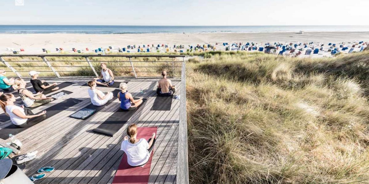Yoga mit Weiblick auf Juist auf der Aussichtsplattform