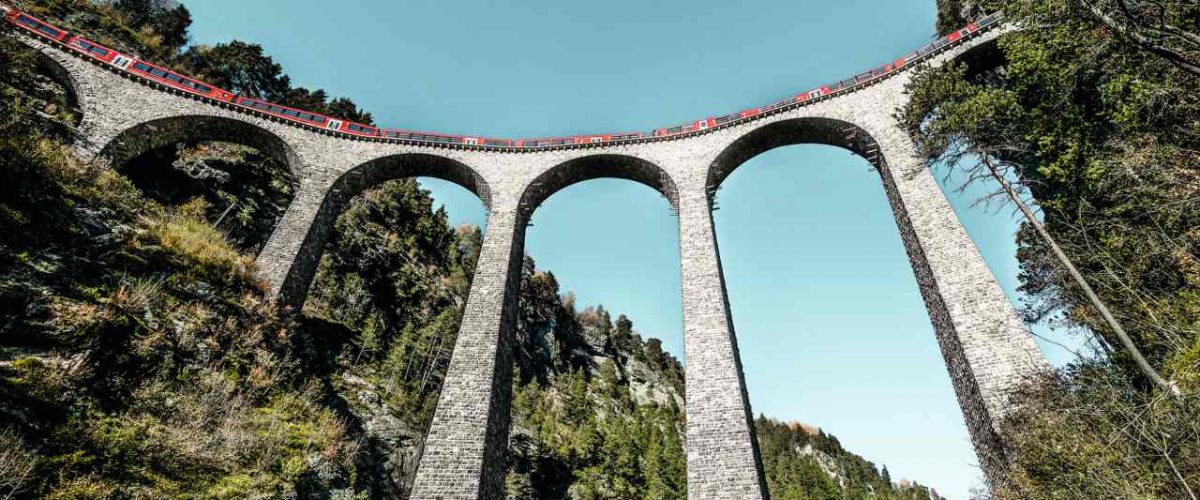 Zug auf einem Landwasserviadukt in Graubünden